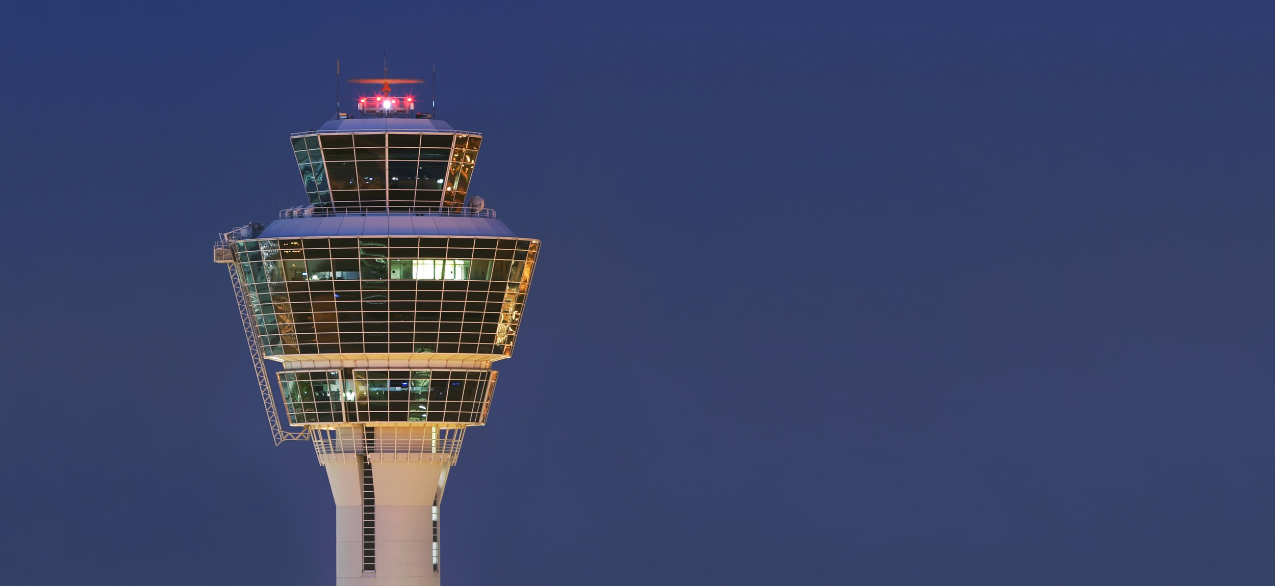 Anschnitt eines Firmentowers mit blauem Himmel