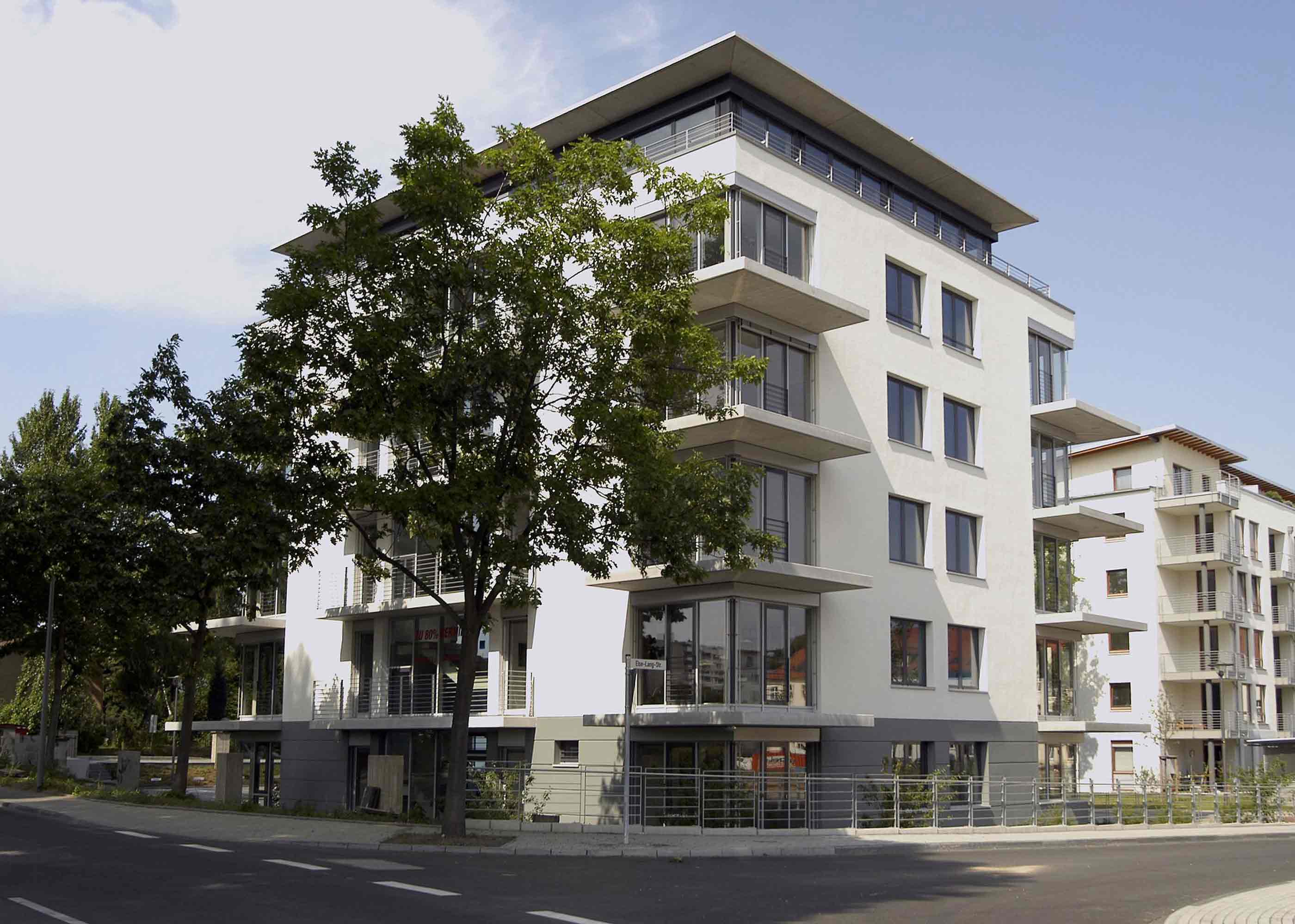 Außenansicht des weißen Firmengebäudes
