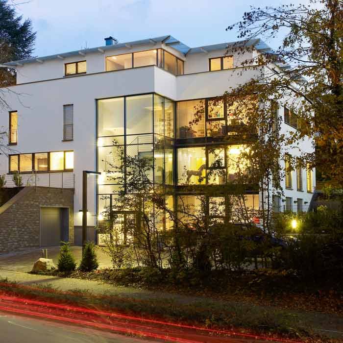Außenansicht des weißen Firmengebäudes in Aachen